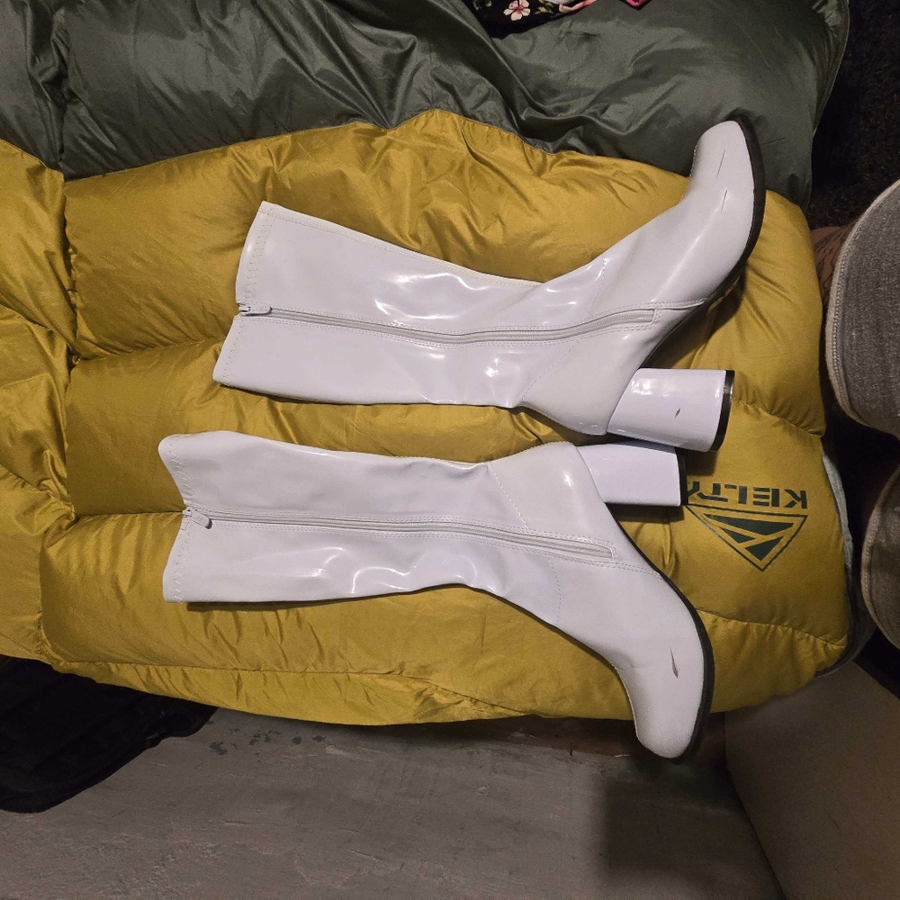 Source Unknown Glossy White Heeled Boots